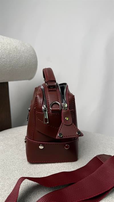 Kare Kalıp Model Fermuarlı Çift Gözlü Yandan Askı Detaylı Çanta Bordo