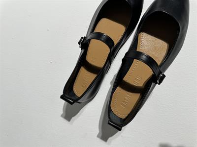 Katie Siyah  Sivri Burun Deri Yumuşacık Babet 