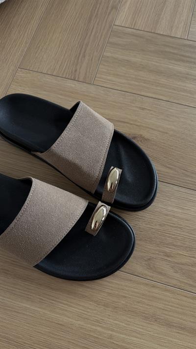 Parmak Arası Yüzük Detaylı Çaprak Bant Terlik Vizon