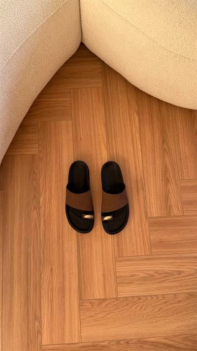 Parmak Arası Yüzük Detaylı Çaprak Bant Terlik Acıkahve