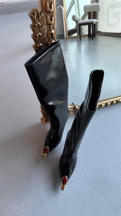 Scarlet Siyah Gold Toka Sivri Burun Kadın Çizme