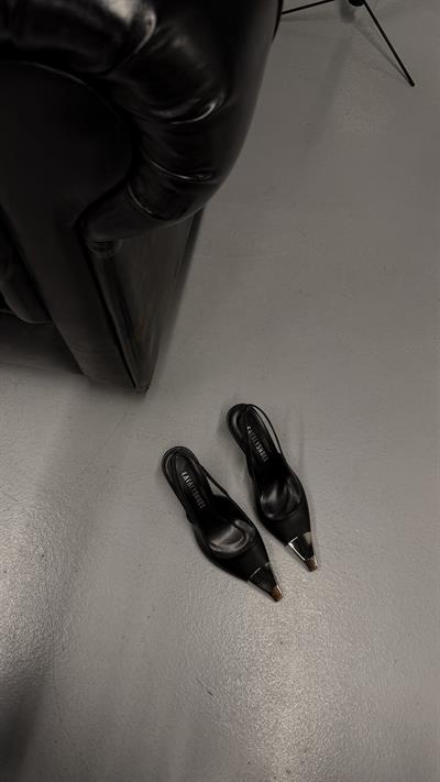 Sivri Burun Gümüş Toka Detaylı Topuklu Ayakkabı Siyah