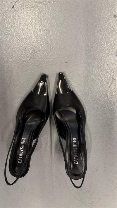 Sivri Burun Gümüş Toka Detaylı Topuklu Ayakkabı Siyah