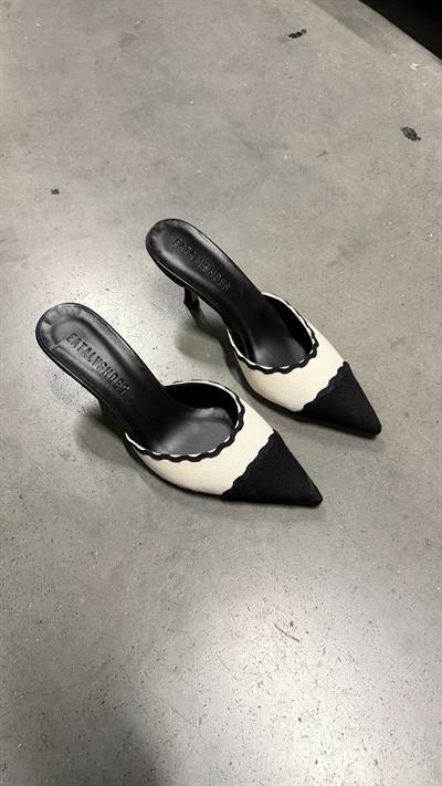 Sivri Burun Siyah Beyaz Biye Detaylı Önü Kapalı Topuklu Ayakkabı Bej Keten