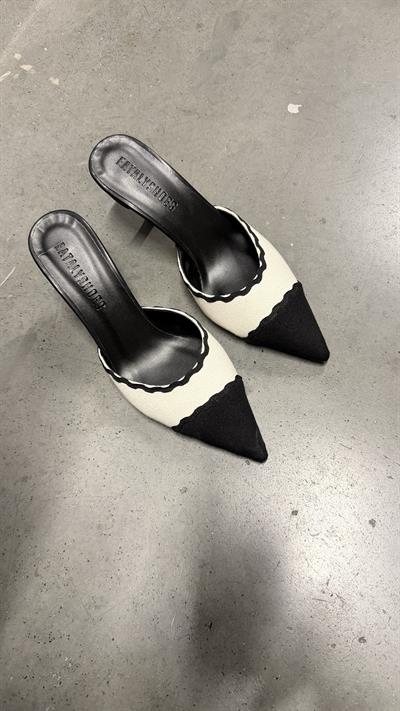 Sivri Burun Siyah Beyaz Biye Detaylı Önü Kapalı Topuklu Ayakkabı Bej Keten