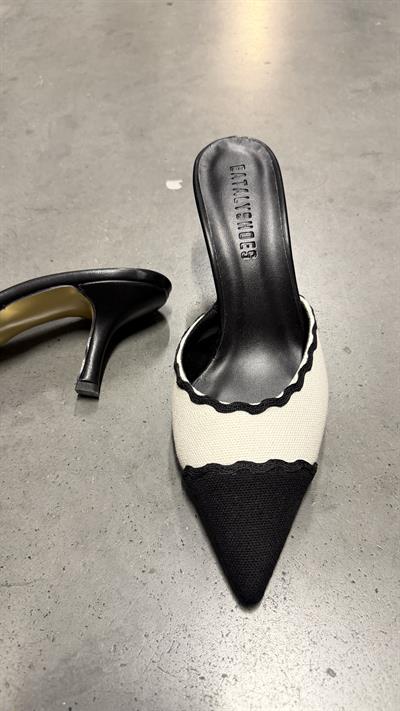 Sivri Burun Siyah Beyaz Biye Detaylı Önü Kapalı Topuklu Ayakkabı Bej Keten