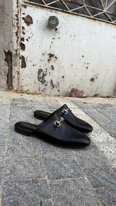 Siyah Cilt Tokalı Düz Model Terlik