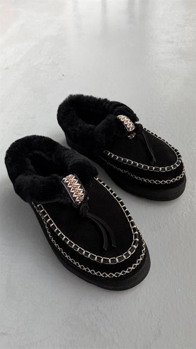 Siyah Hakiki Süet Deri Dikişli Kürklü Kadın Makosen Terlik