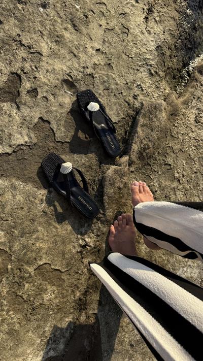 Siyah Hasır Midye Kabuklu Parmak Arası Düz Terlik