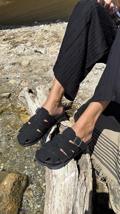 Siyah Süet Sepet Model Tokalı Düz Kadın Terlik