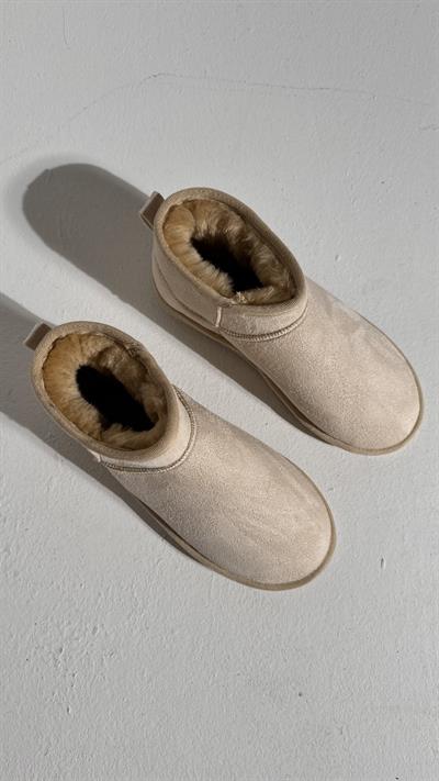 Ultra Mini Bej Süet İçi Tüylü Düz Taban Bilekte Bot 