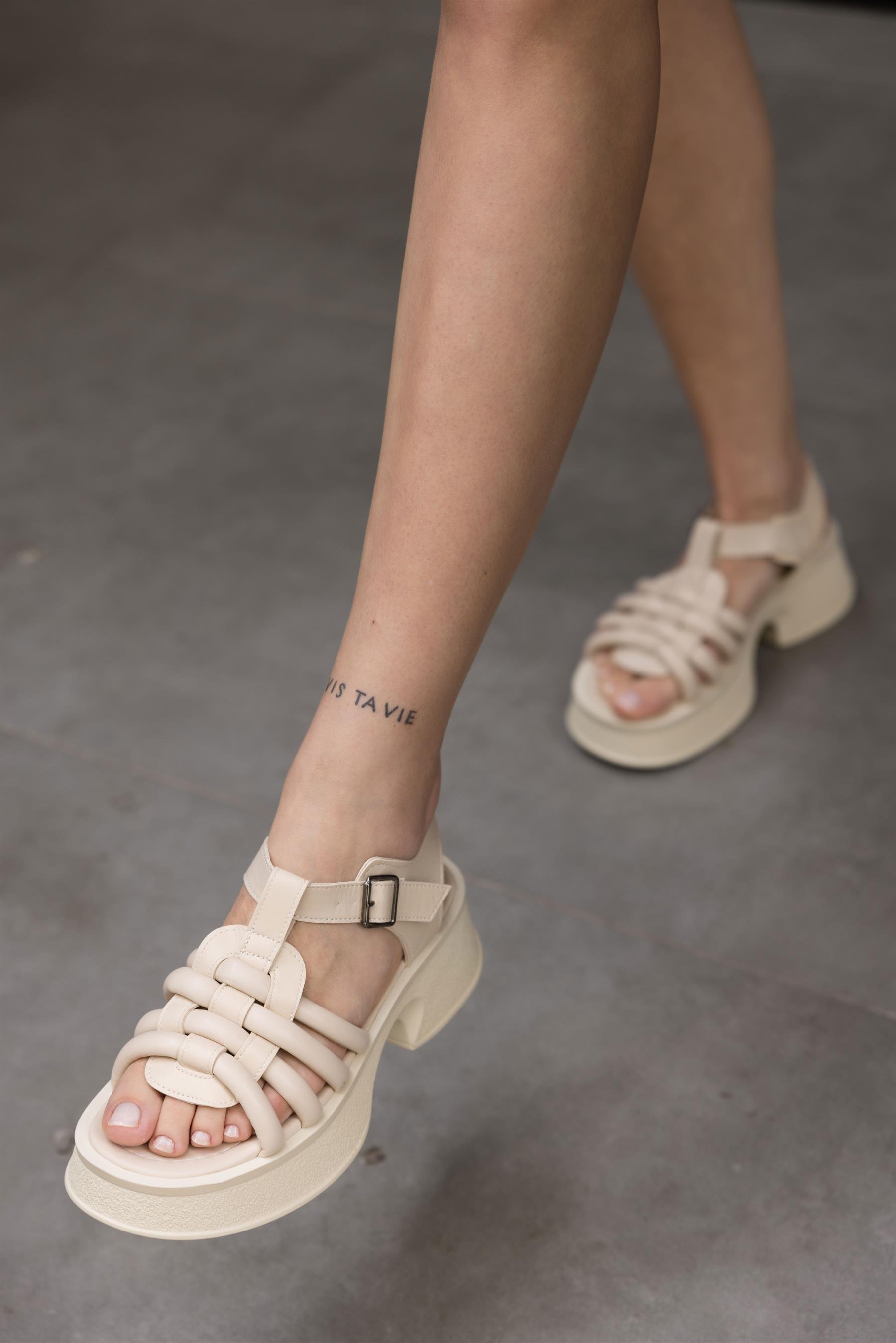 052-150 Bej Ağ İpli Bilekten Bağlama Kadın Sandalet