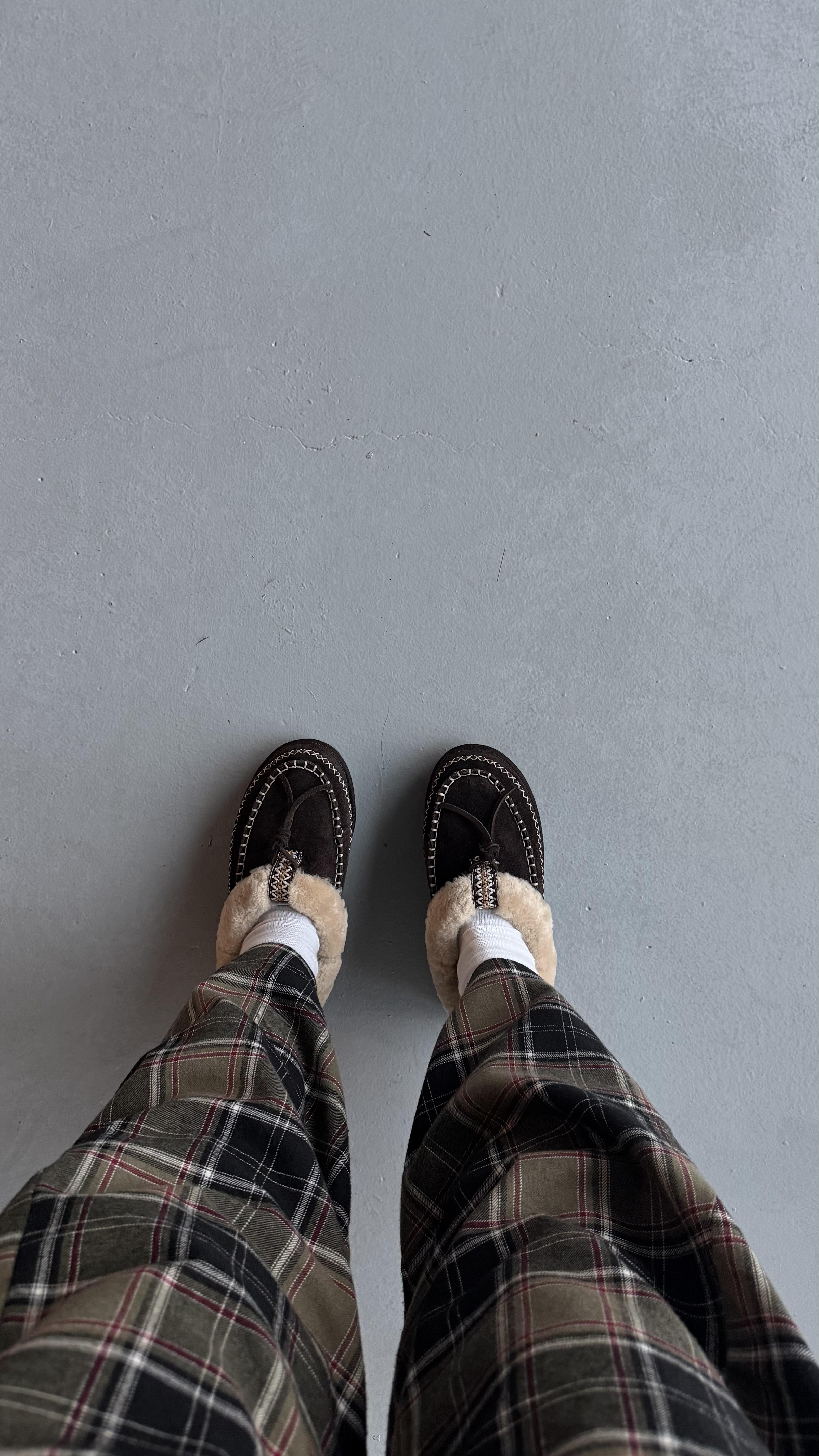 Acıkahve Hakiki Süet Deri Dikişli Kürklü Kadın Makosen Terlik