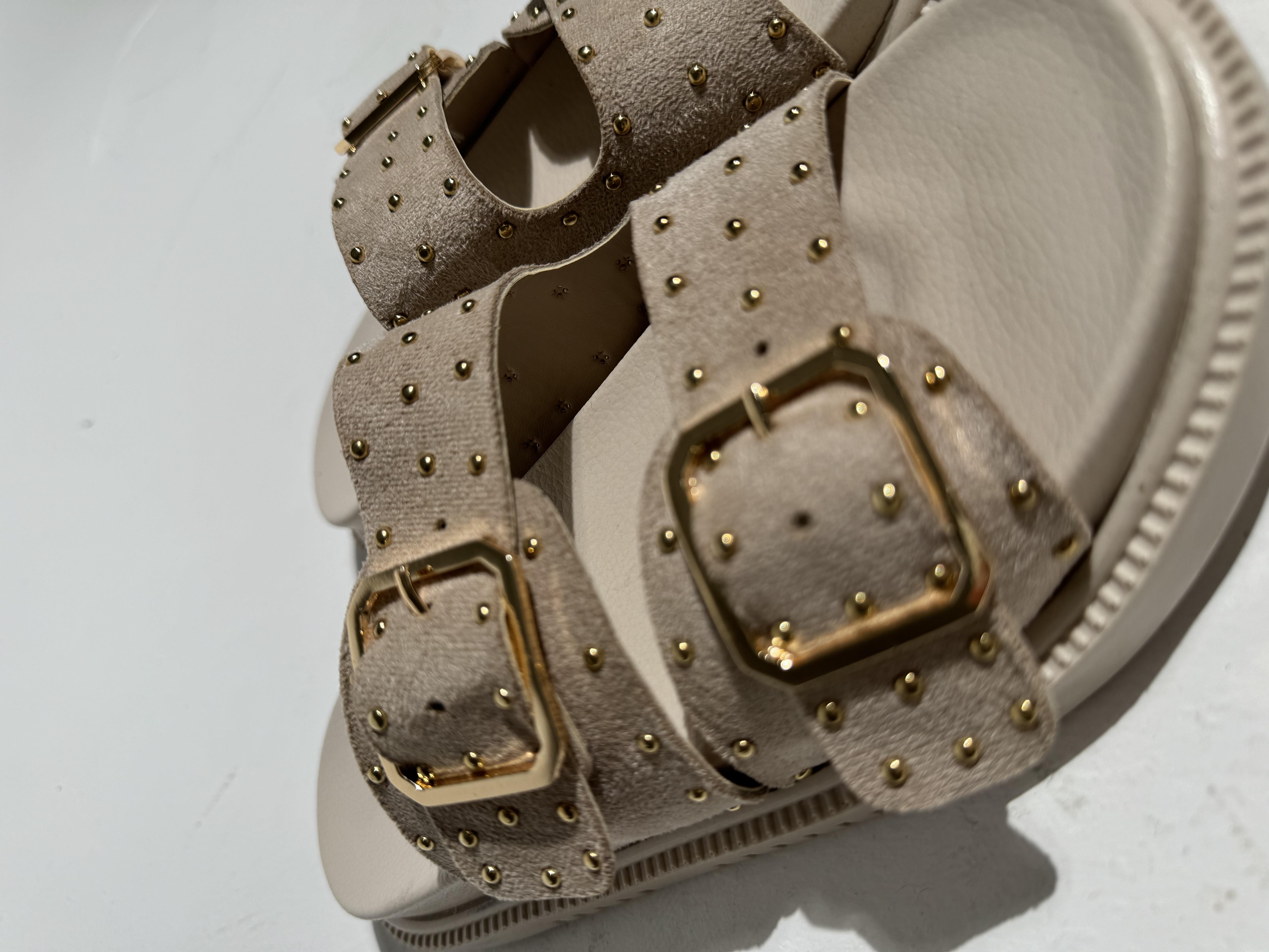 Bella Bej Süet Gold Troklu Çift Bant Tokalı Terlik 