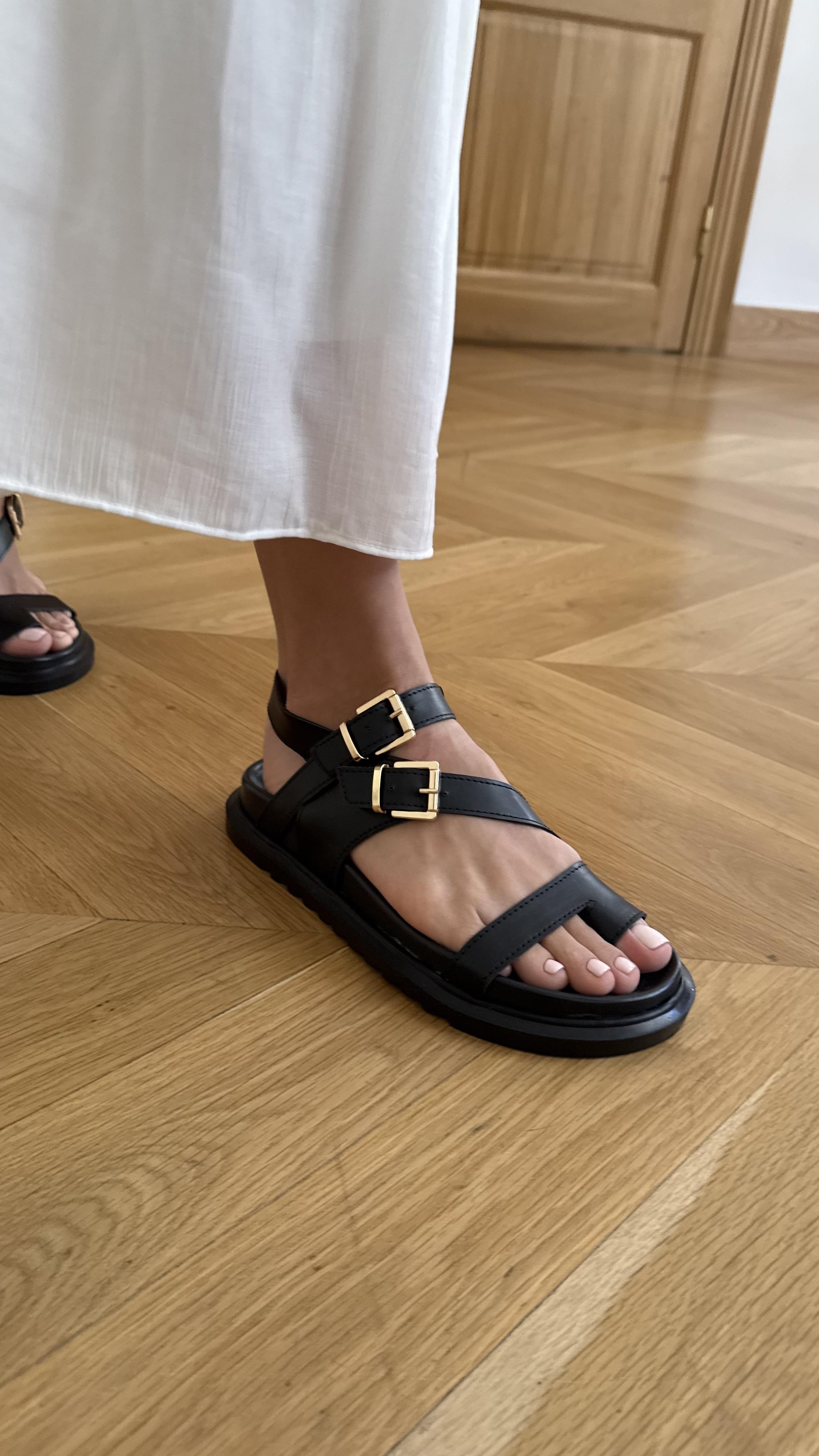 Çapraz Bantlı Parmak Detaylı Siyah Kadın Sandalet