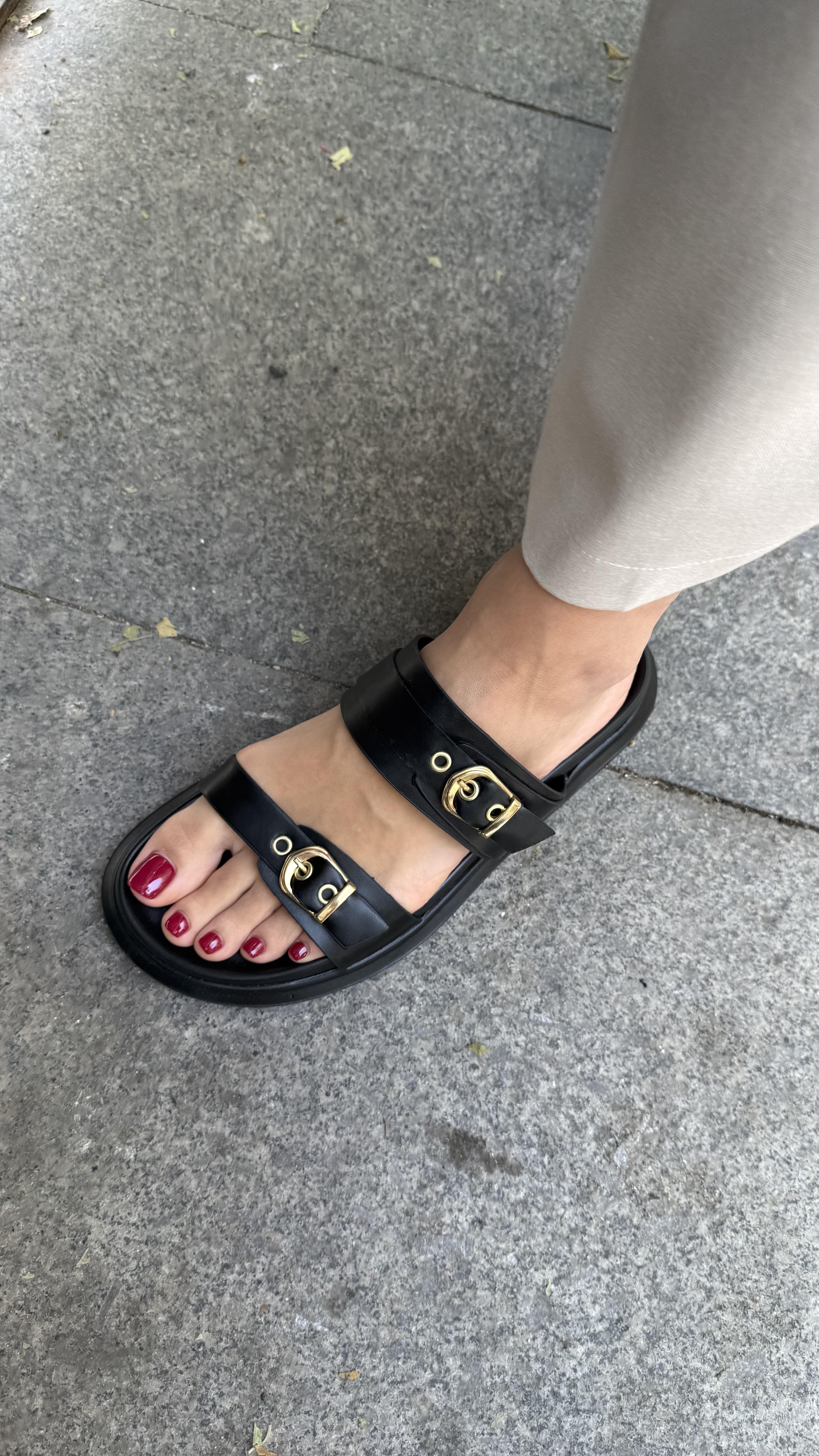 Çift Bantlı Gold Tokalı Yumuşak Kalıp Terlik Siyah