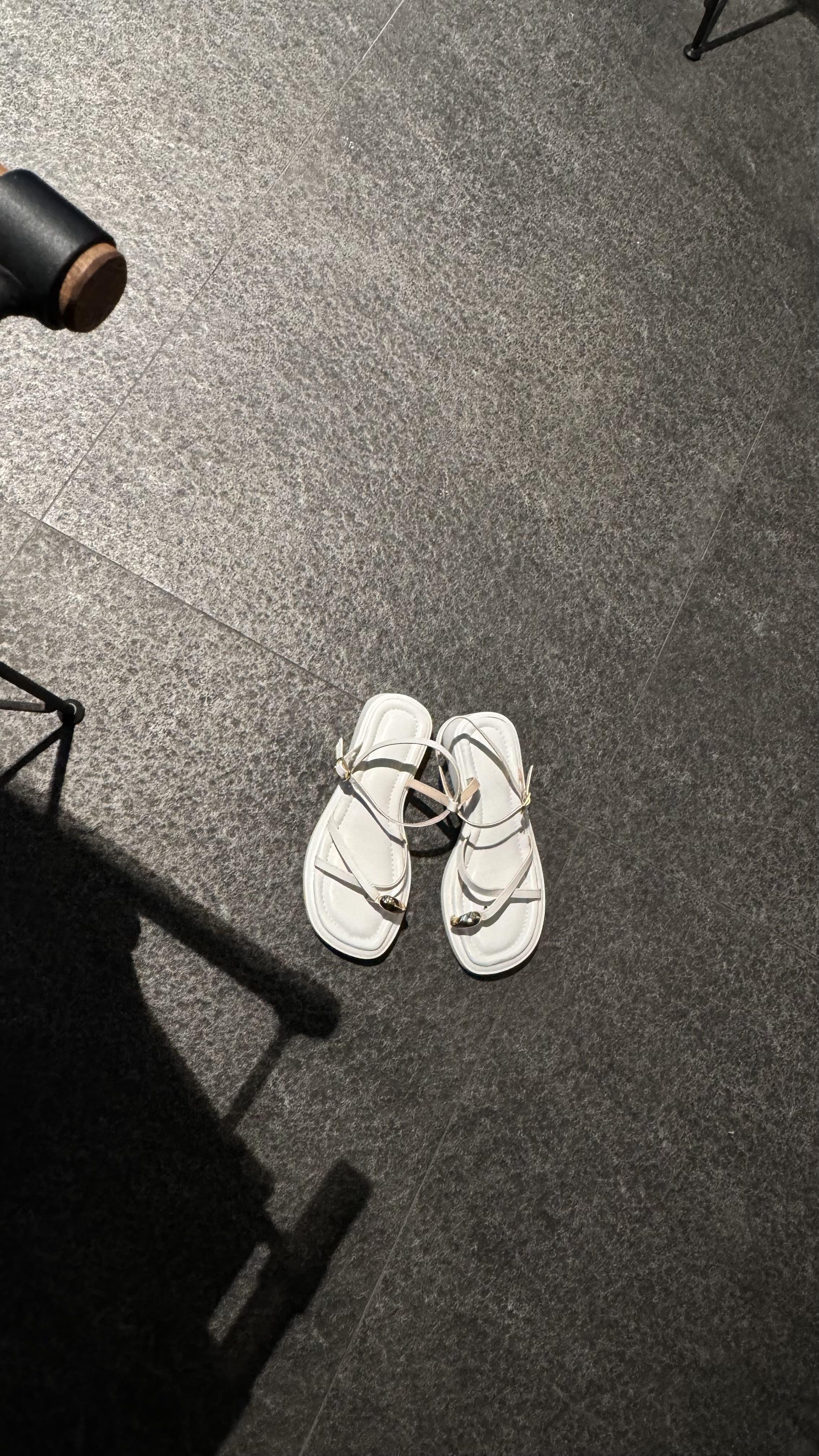Coco Beyaz Gold Toka Detaylı Sandalet