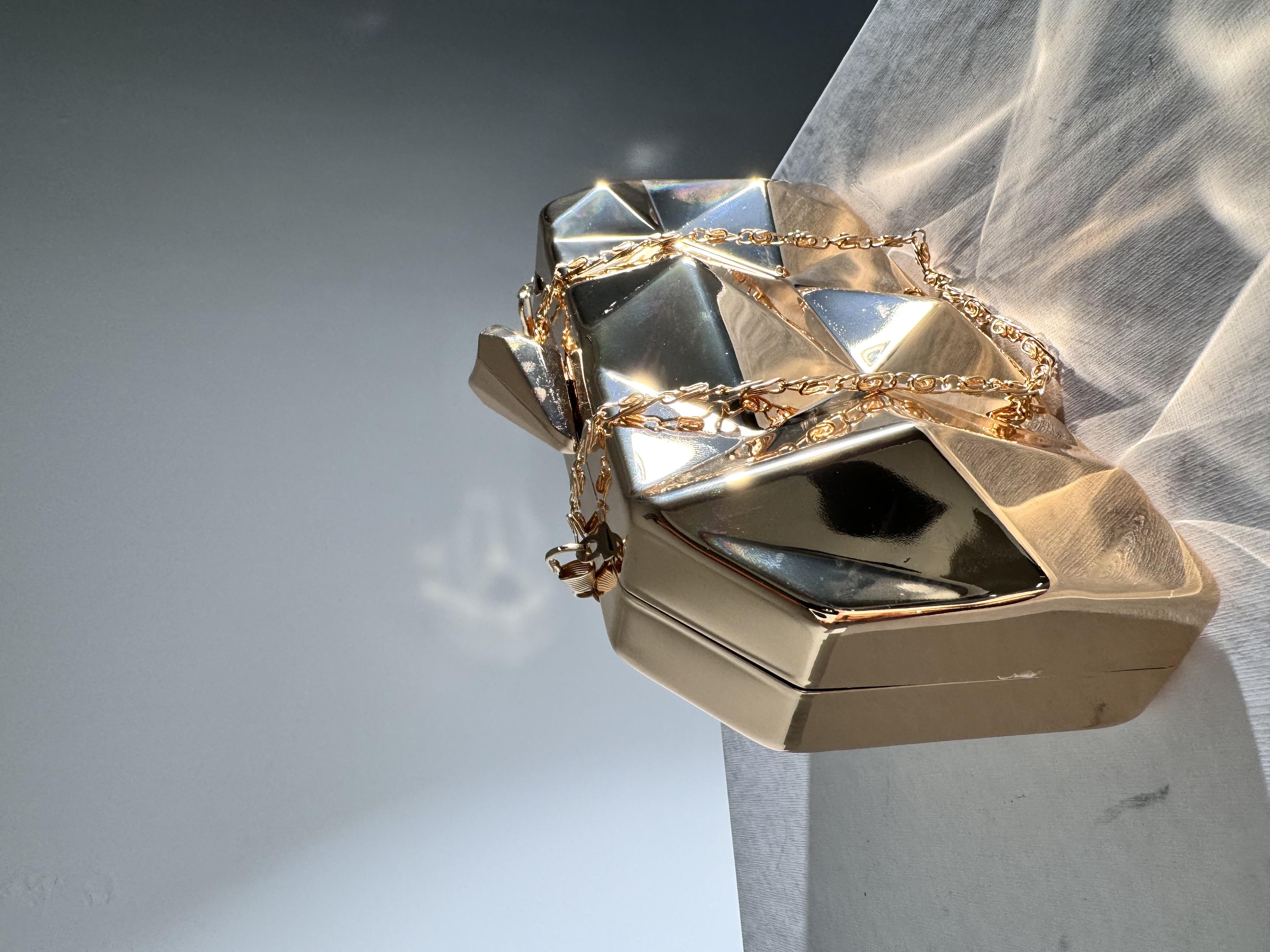 Gold Kaplamalı Asimetrik Clutch Çanta