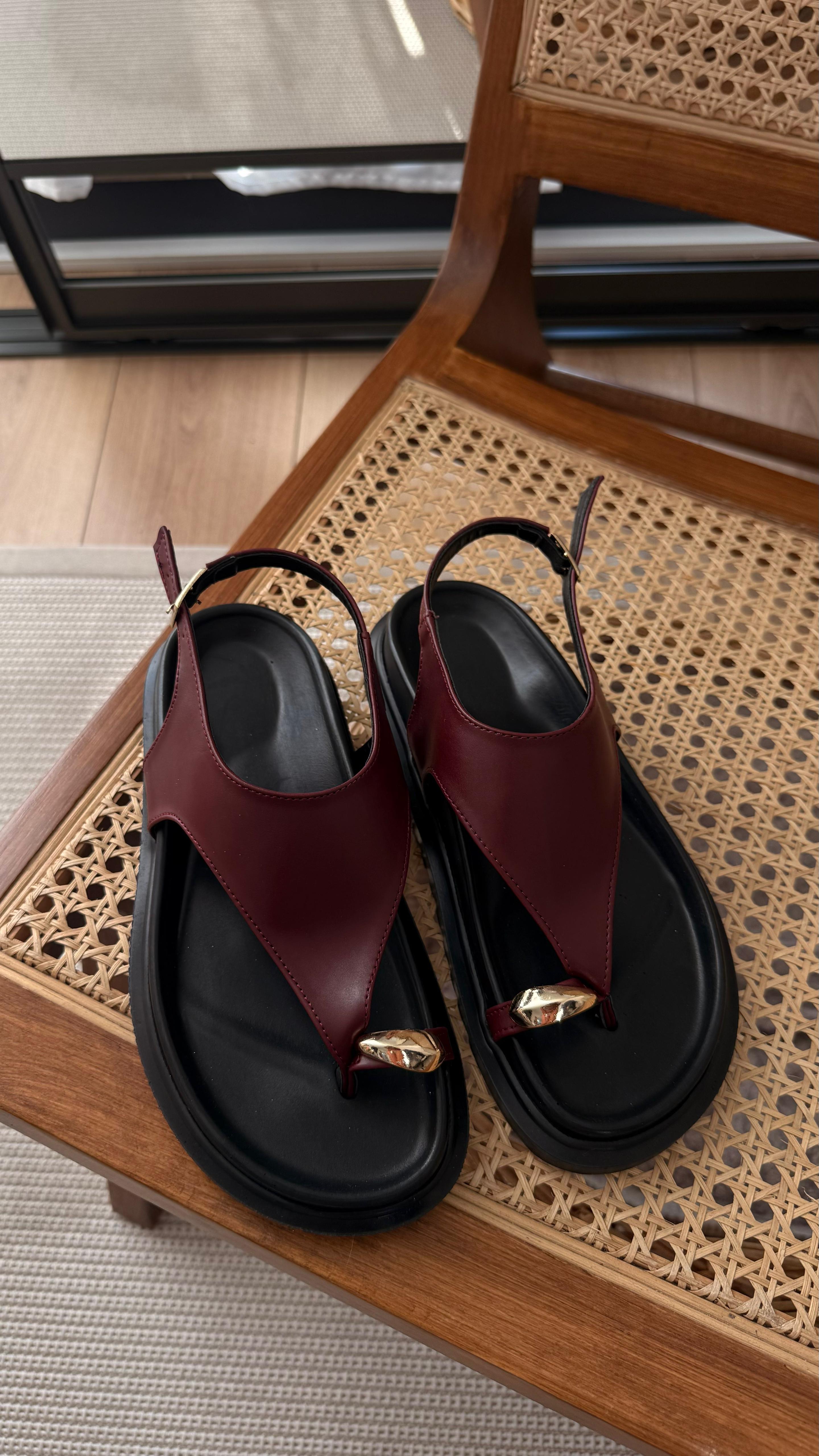 Gold Yüzük Modelli Bordo Sandalet