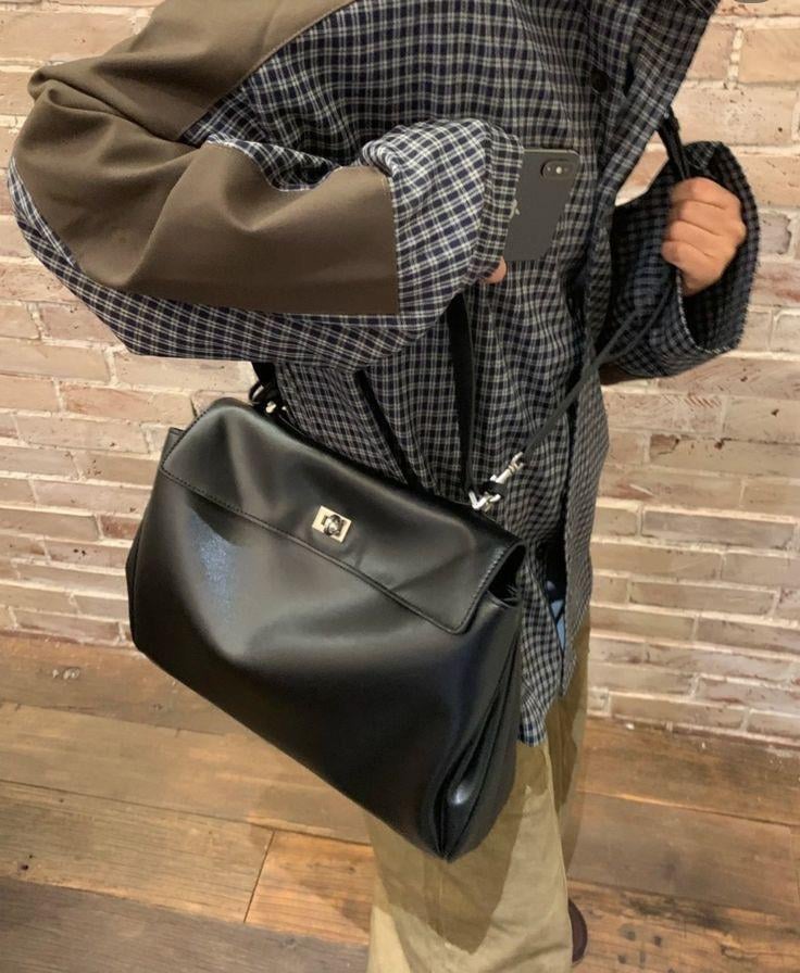 Kapaklı Uzun Askılı Salaş Deri Çanta Siyah