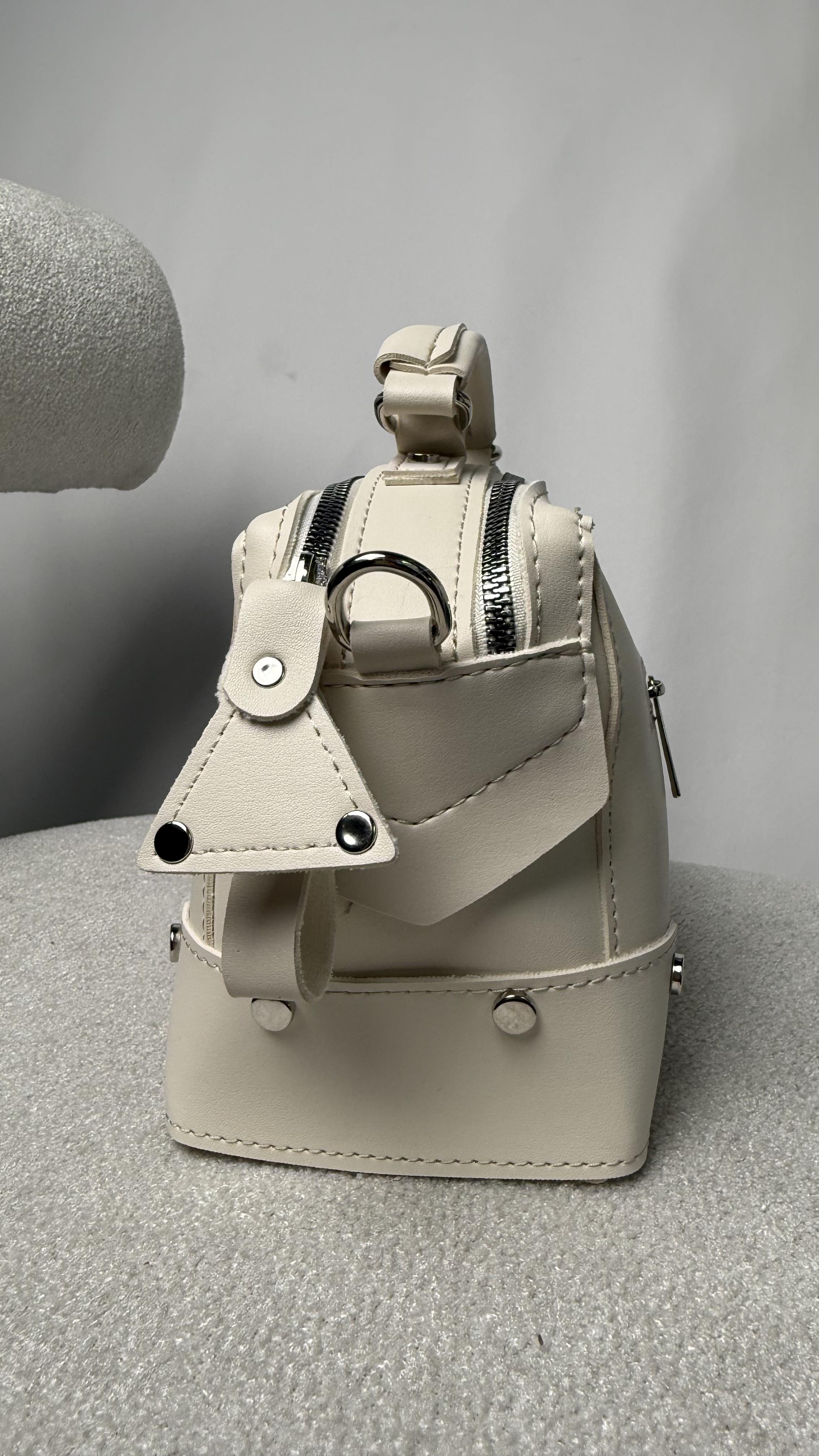 Kare Kalıp Model Fermuarlı Çift Gözlü Yandan Askı Detaylı Çanta Bej