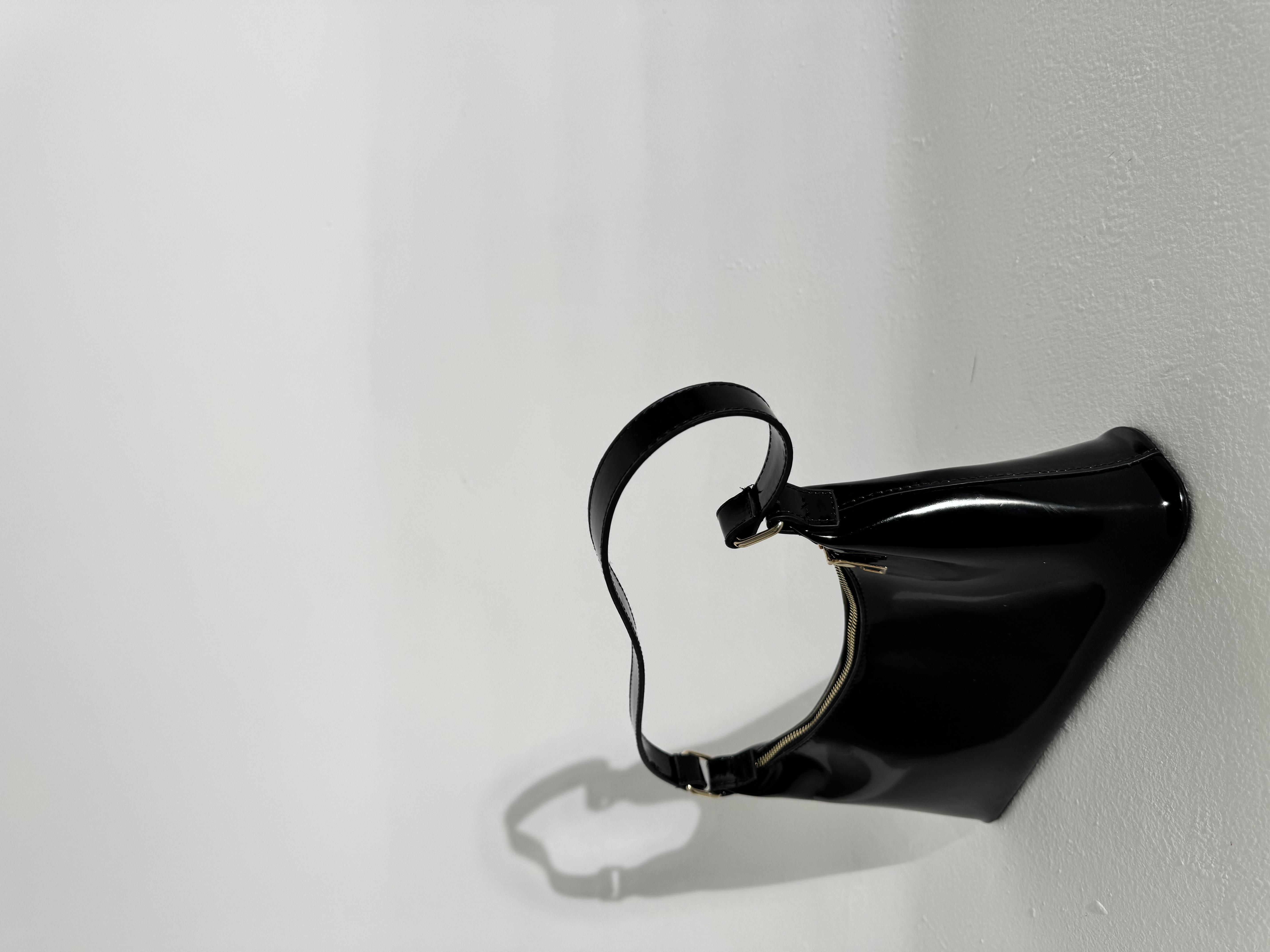 Loya Siyah Rugan Saplı Çanta