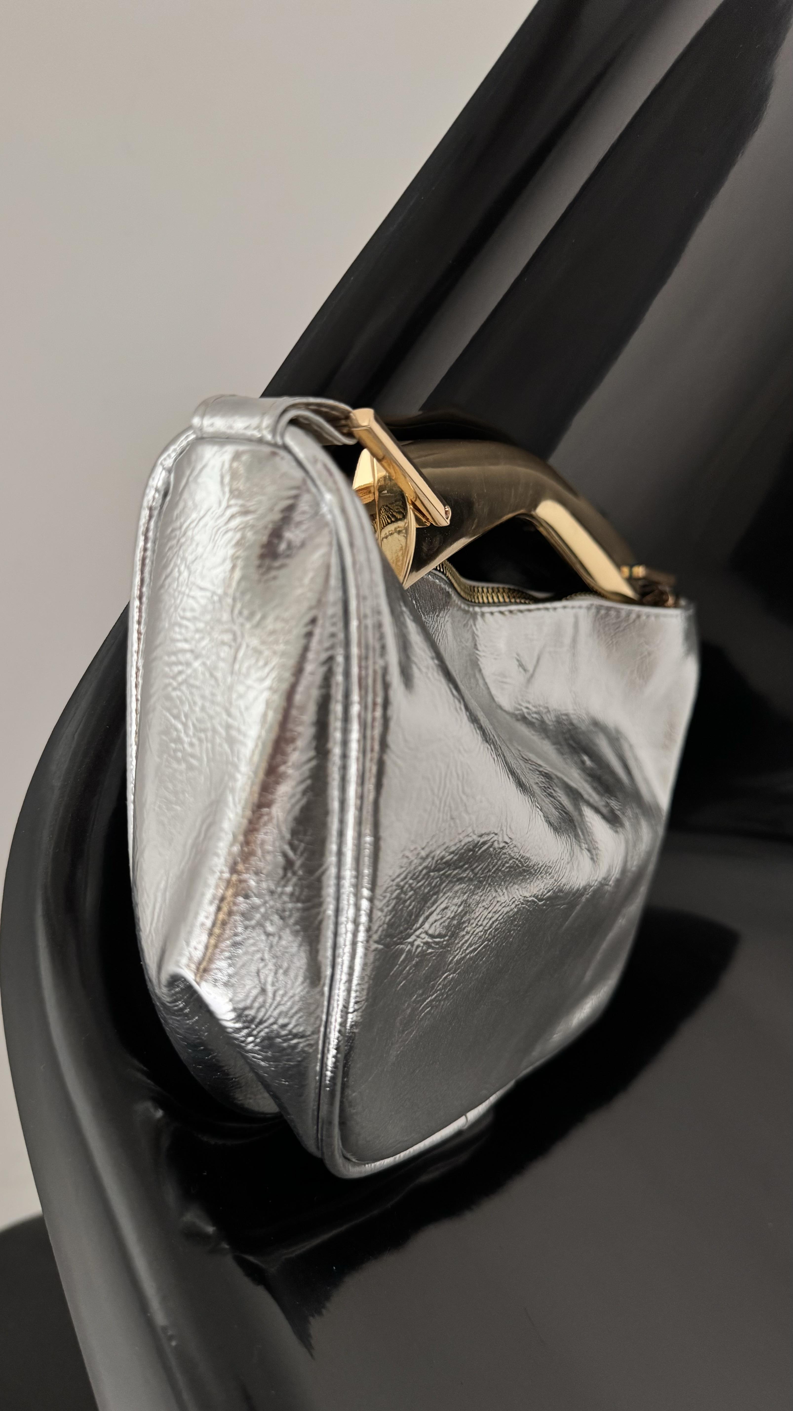 Metal Tutma Saplı Gümüş Çapraz Askı Detaylı Çanta