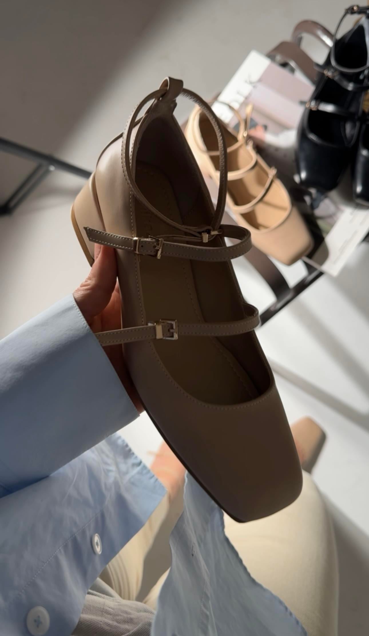 Rita Bej 3 Bantlı Topuklu Ayakkabı