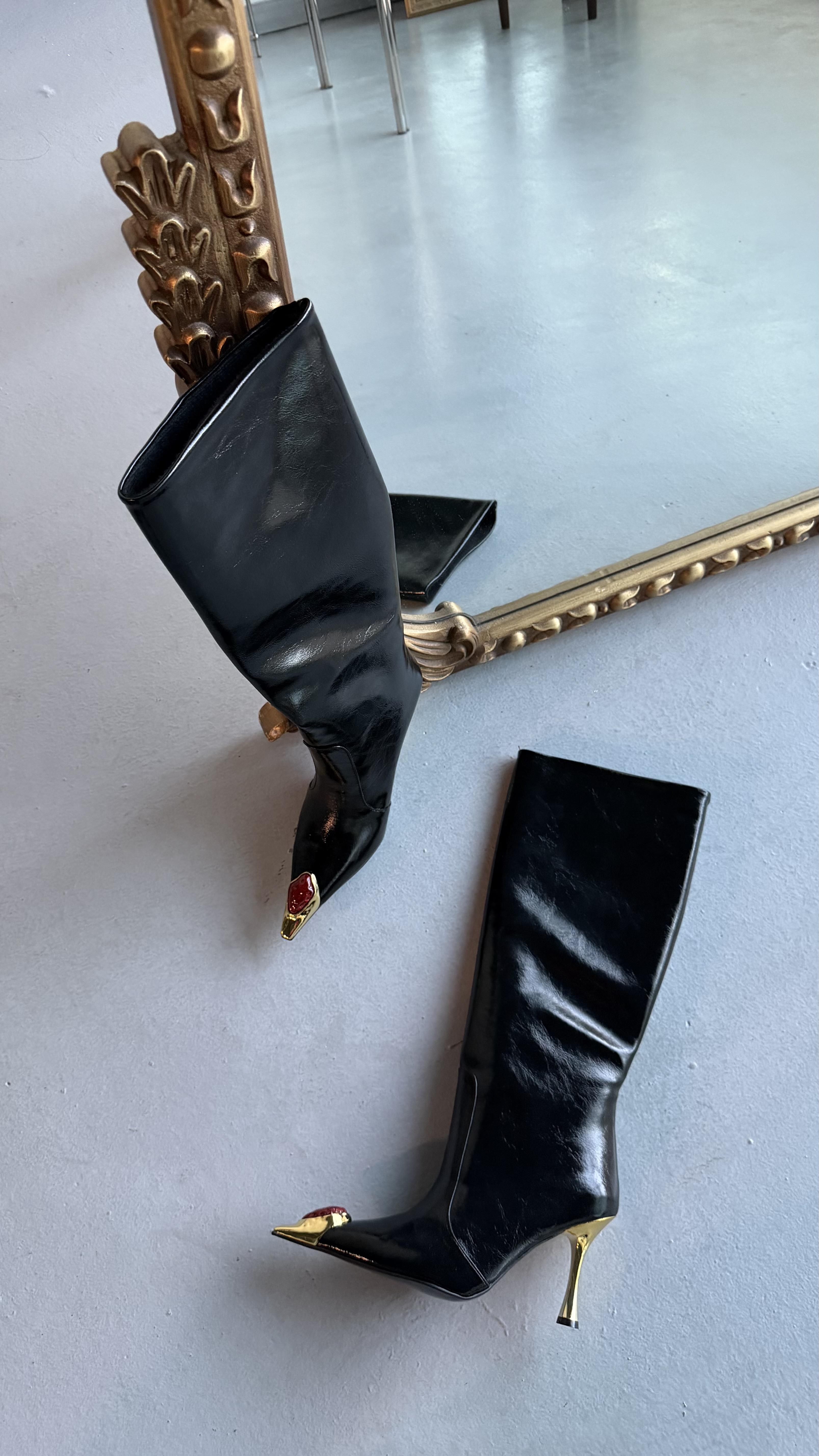 Scarlet Siyah Gold Toka Sivri Burun Kadın Çizme