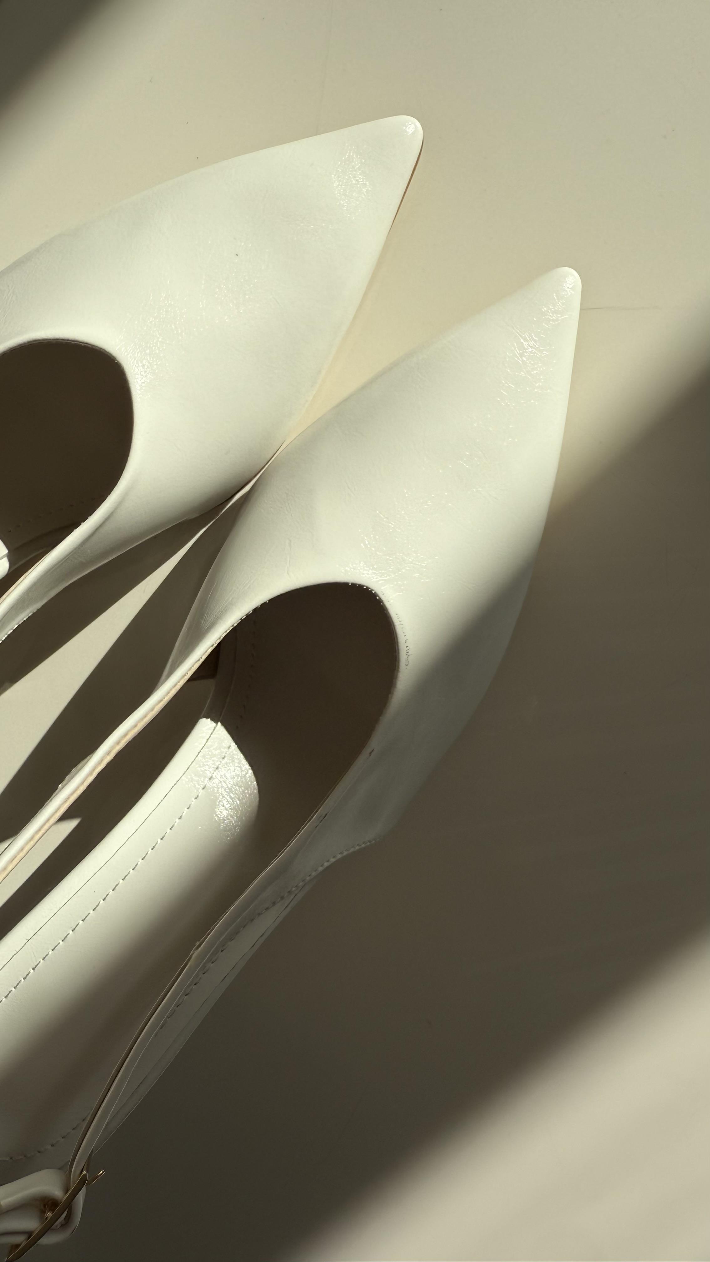 Sivri Burun Dekolteli Beyaz Kadın Topuklu