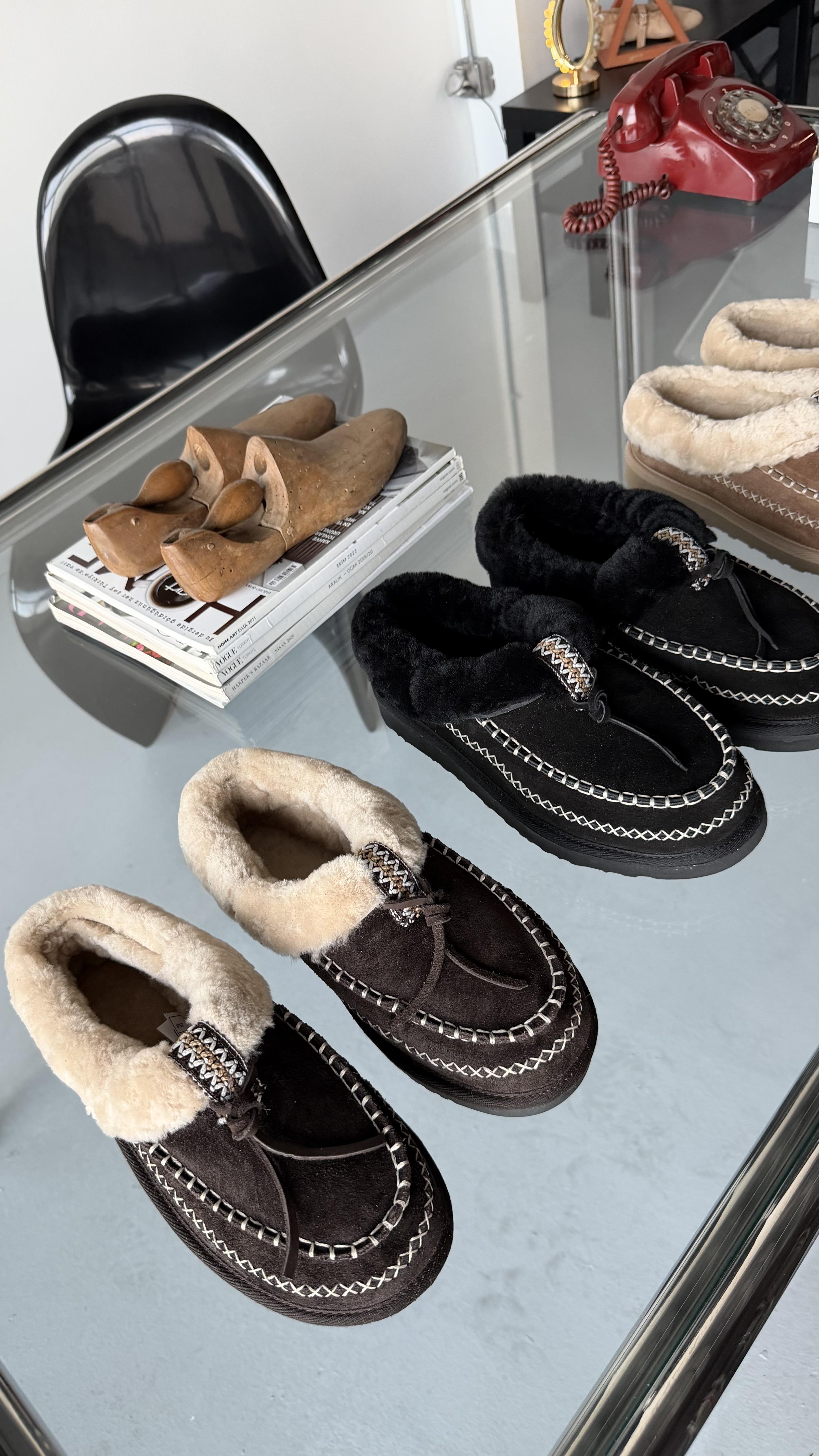 Siyah Hakiki Süet Deri Dikişli Kürklü Kadın Makosen Terlik