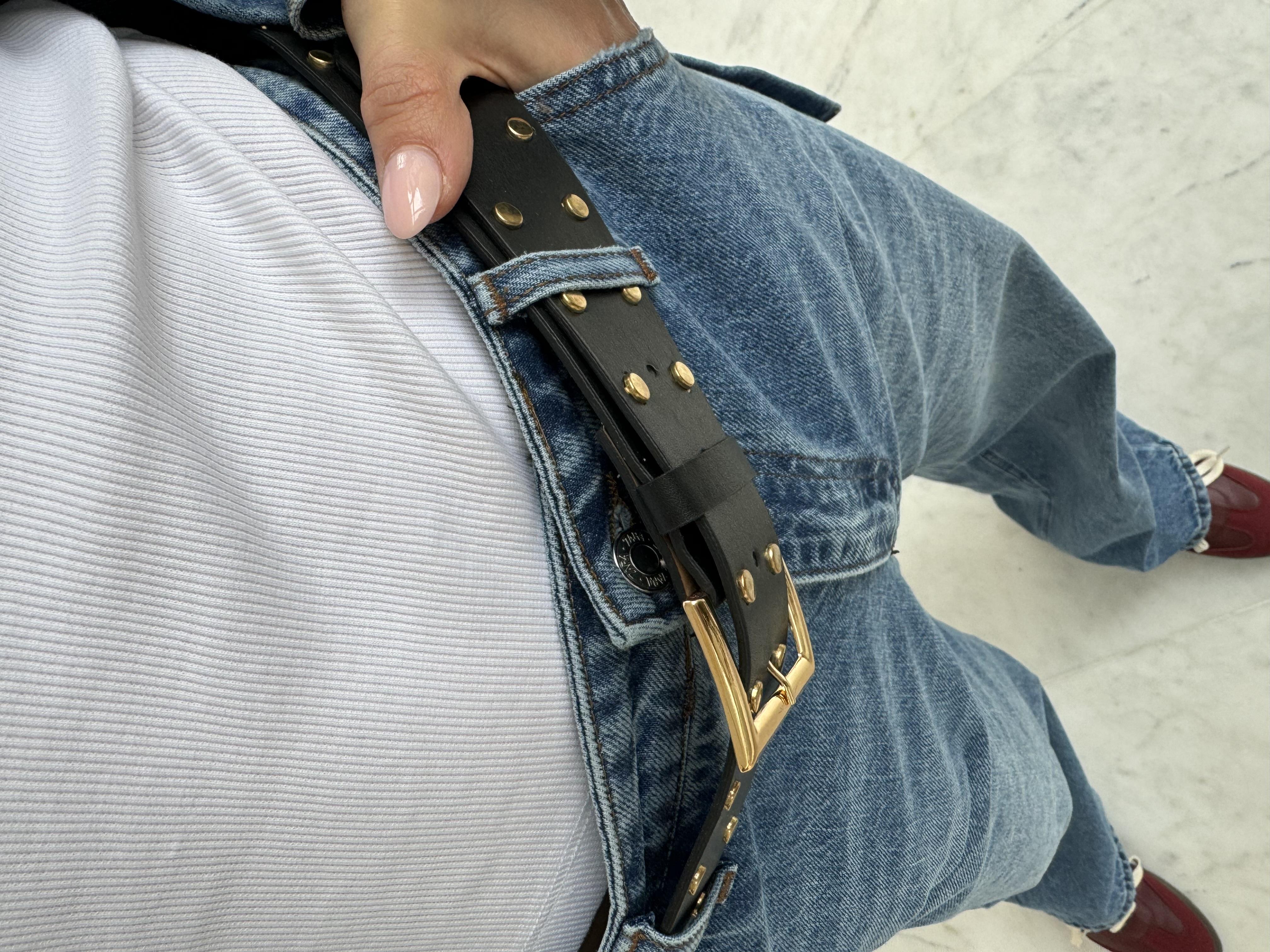 Siyah Rengi Zımba Detaylı Kemer
