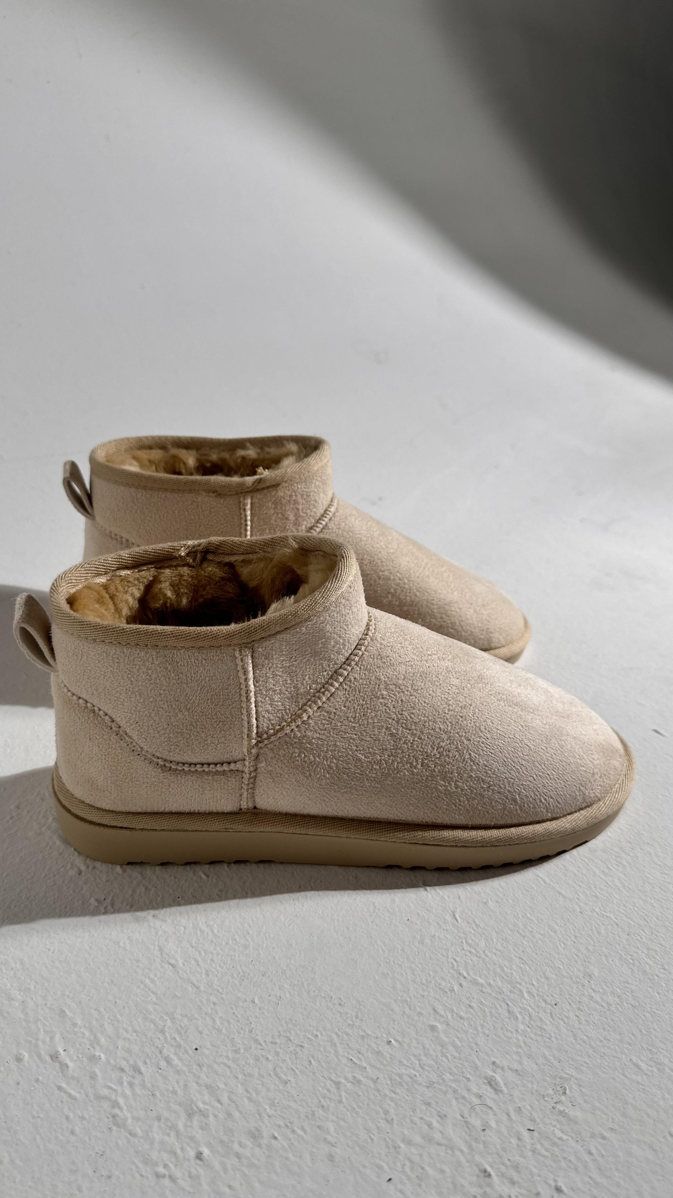 Ultra Mini Bej Süet İçi Tüylü Düz Taban Bilekte Bot 