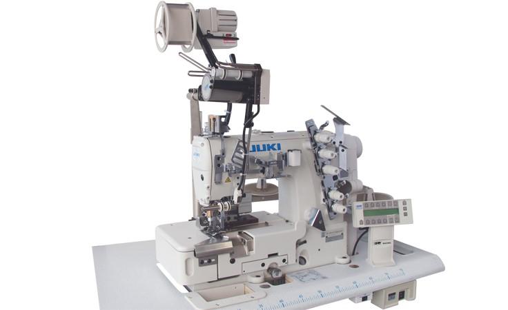 JUKİ MF-7523-E11/B56/MCM8U/GD60/FTC-F45 Elektronik Lastik ve Tansiyon Vericili, 3 iğneli, Karyokalı, Servo Motorlu Giyotin Kesicili Sağdan Bıçaklı Dantel Lastik Reçme Makinası
