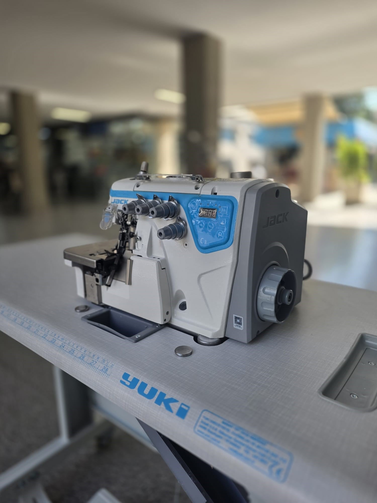 JACK C3 4 İPLİK OTOMATİK OVERLOK MAKİNASI