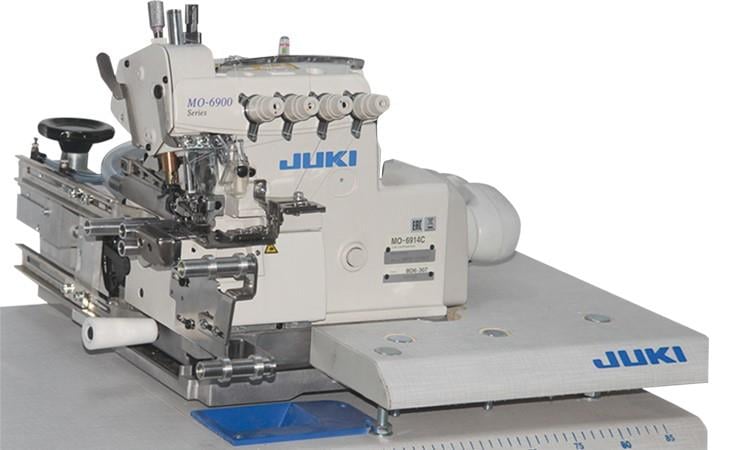 JUKİ Dört İplik, Direct Drive, Burunlu, Havalı İplik Kesmeli, Arkadan Pistonlu Yaka Gerdirme Merdane Sistemli Yaka Ribana Overlok Makinası