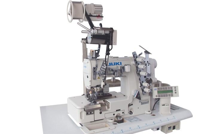 JUKİ MF-7523-E11/B56/MCM8U/GD60/FTC-F45 Elektronik Lastik ve Tansiyon Vericili, 3 iğneli, Karyokalı, Servo Motorlu Giyotin Kesicili Sağdan Bıçaklı Dantel Lastik Reçme Makinası