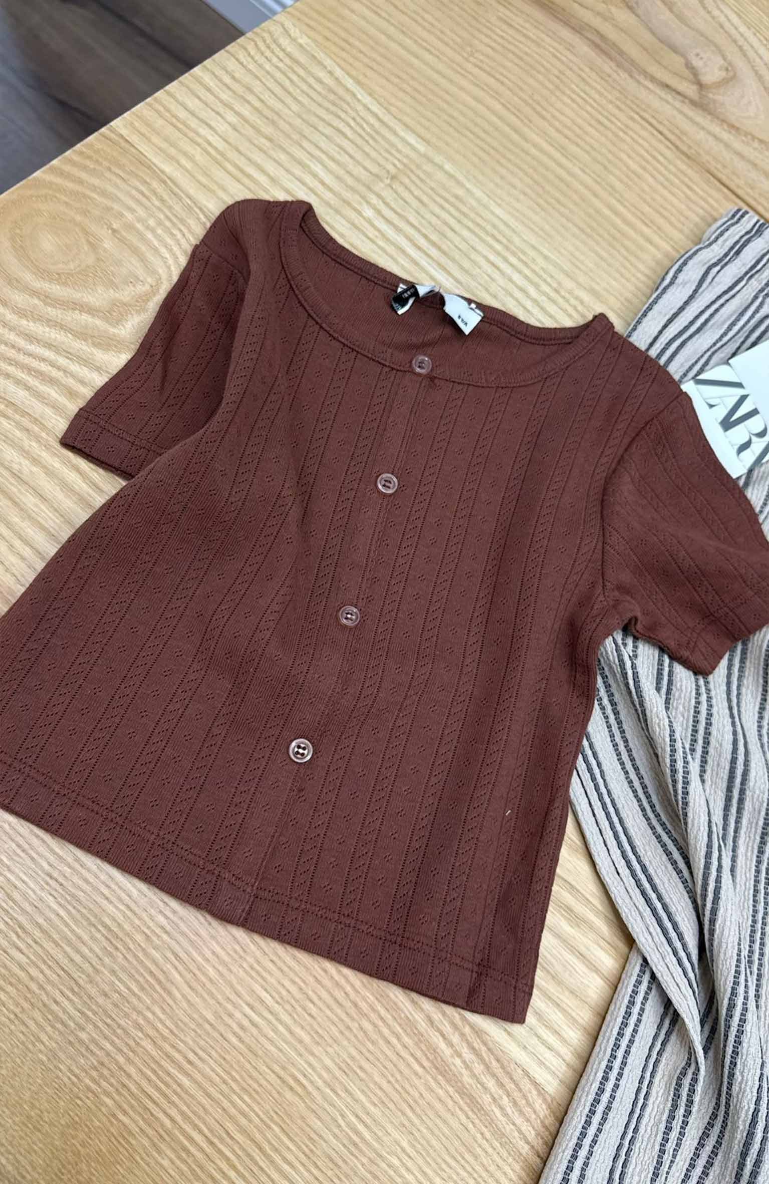 C2206 DÜĞMELİ DOKULU KAHVE T-SHIRT