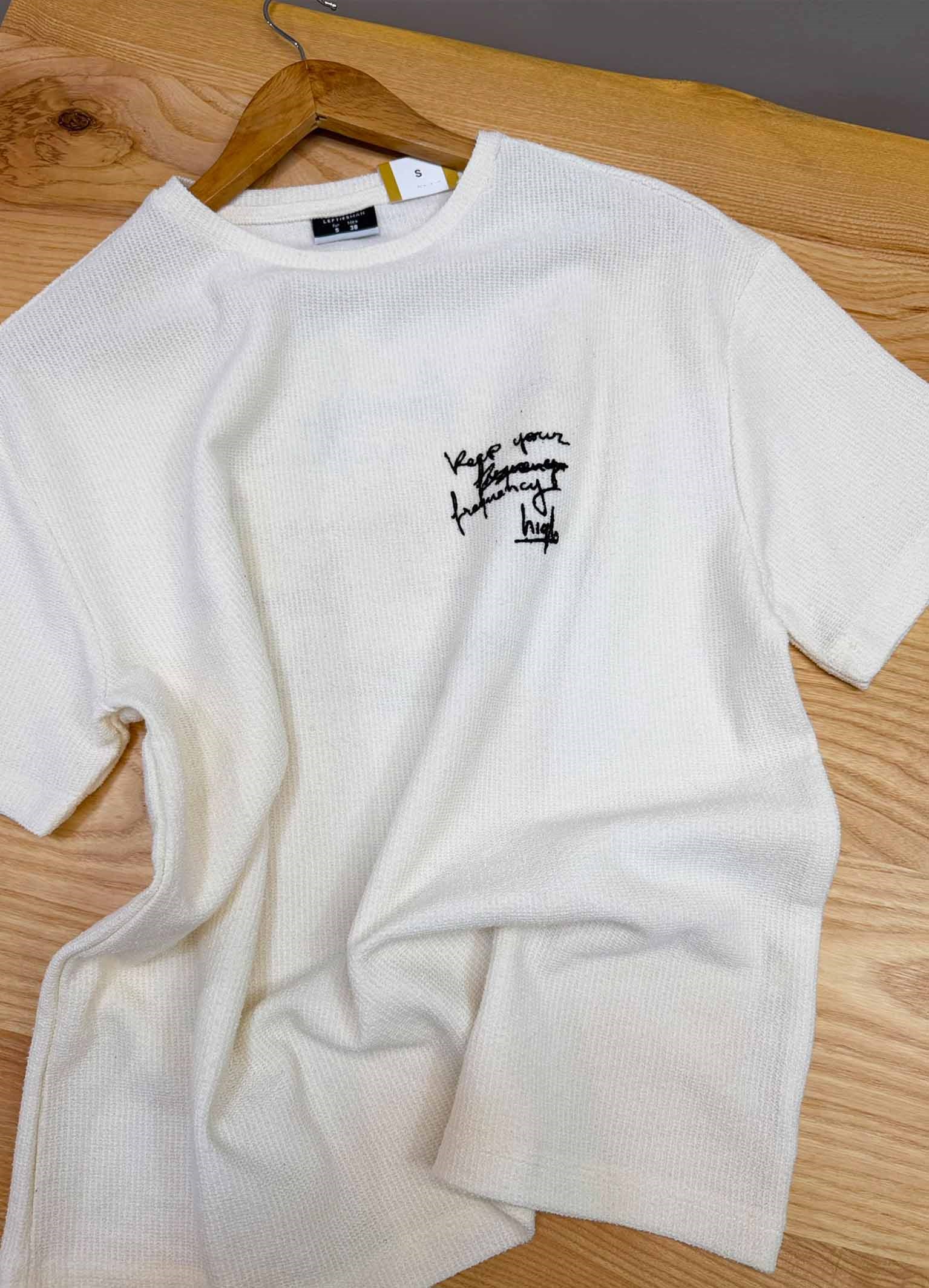K4474 SİYAH NAKIŞLI KREM DOKULU T-SHIRT
