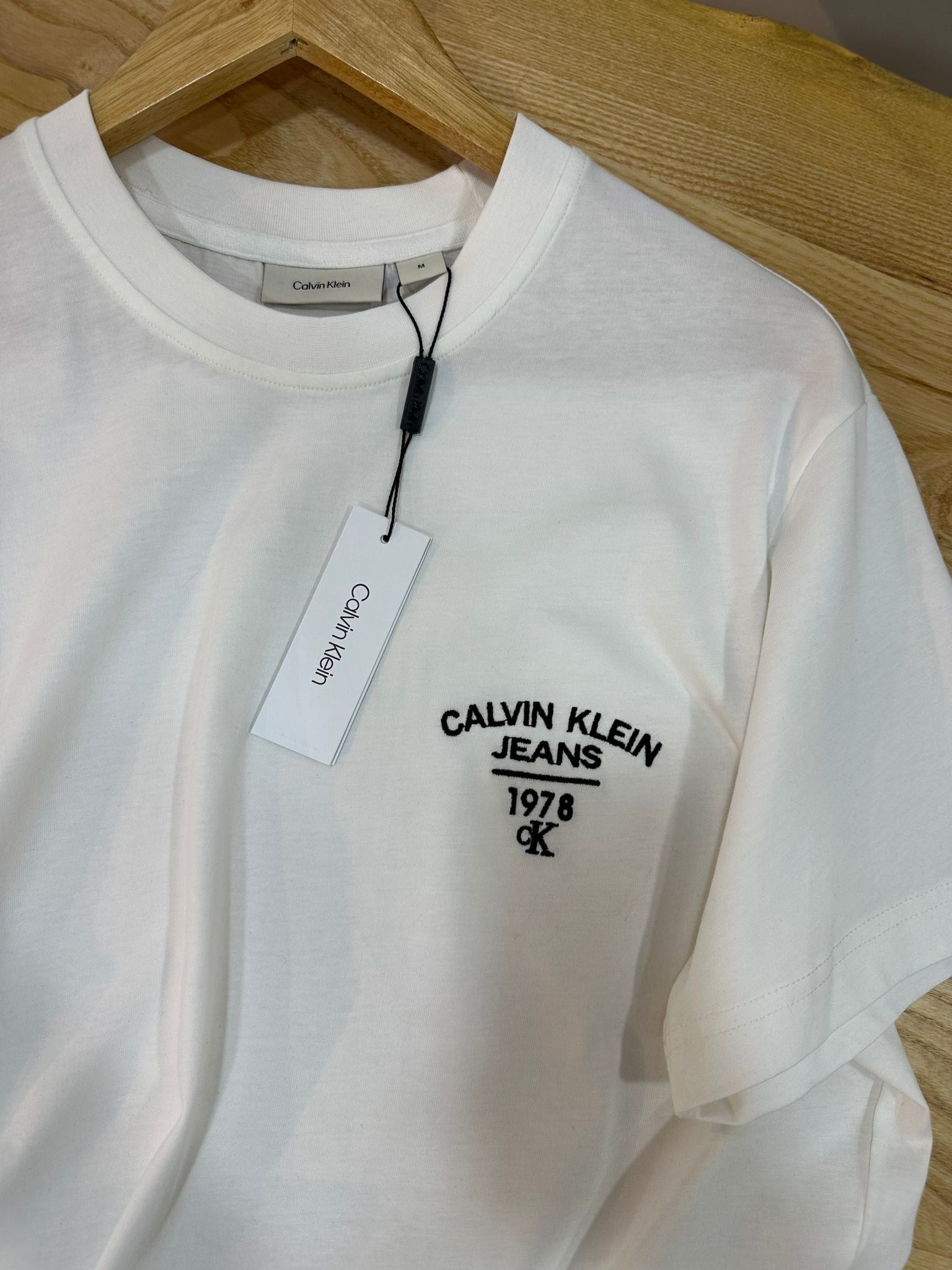 MEN1530 CK SİYAH NAKIŞLI EKRU PAMUKLU T-SHIRT