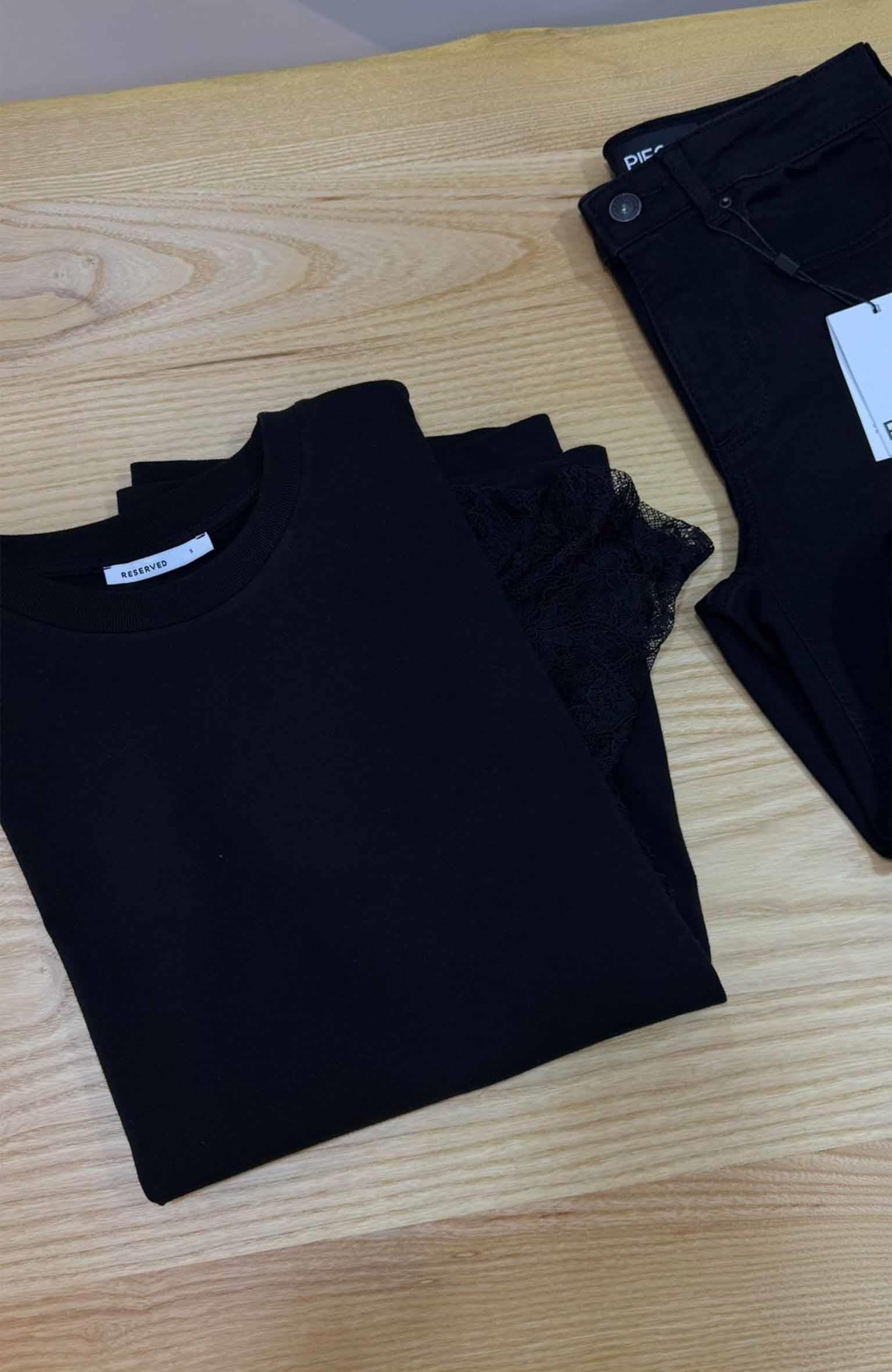 K3768 RVED DANTEL KOL DETAYLI SİYAH T-SHIRT