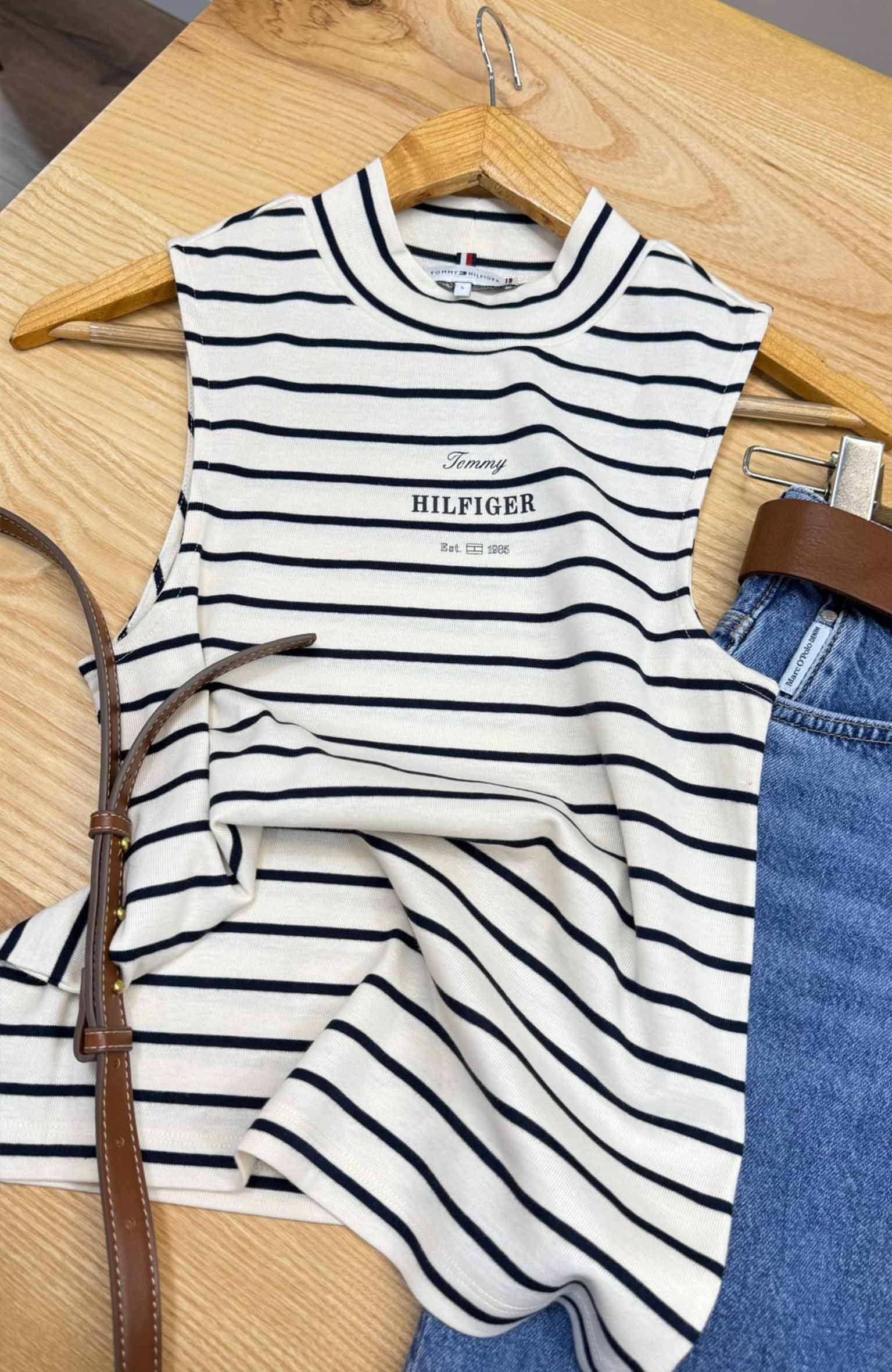 K3835 TM DİK YAKA LACİVERT ÇİZGİLİ KEMİK RENGİ KOLSUZ T-SHIRT