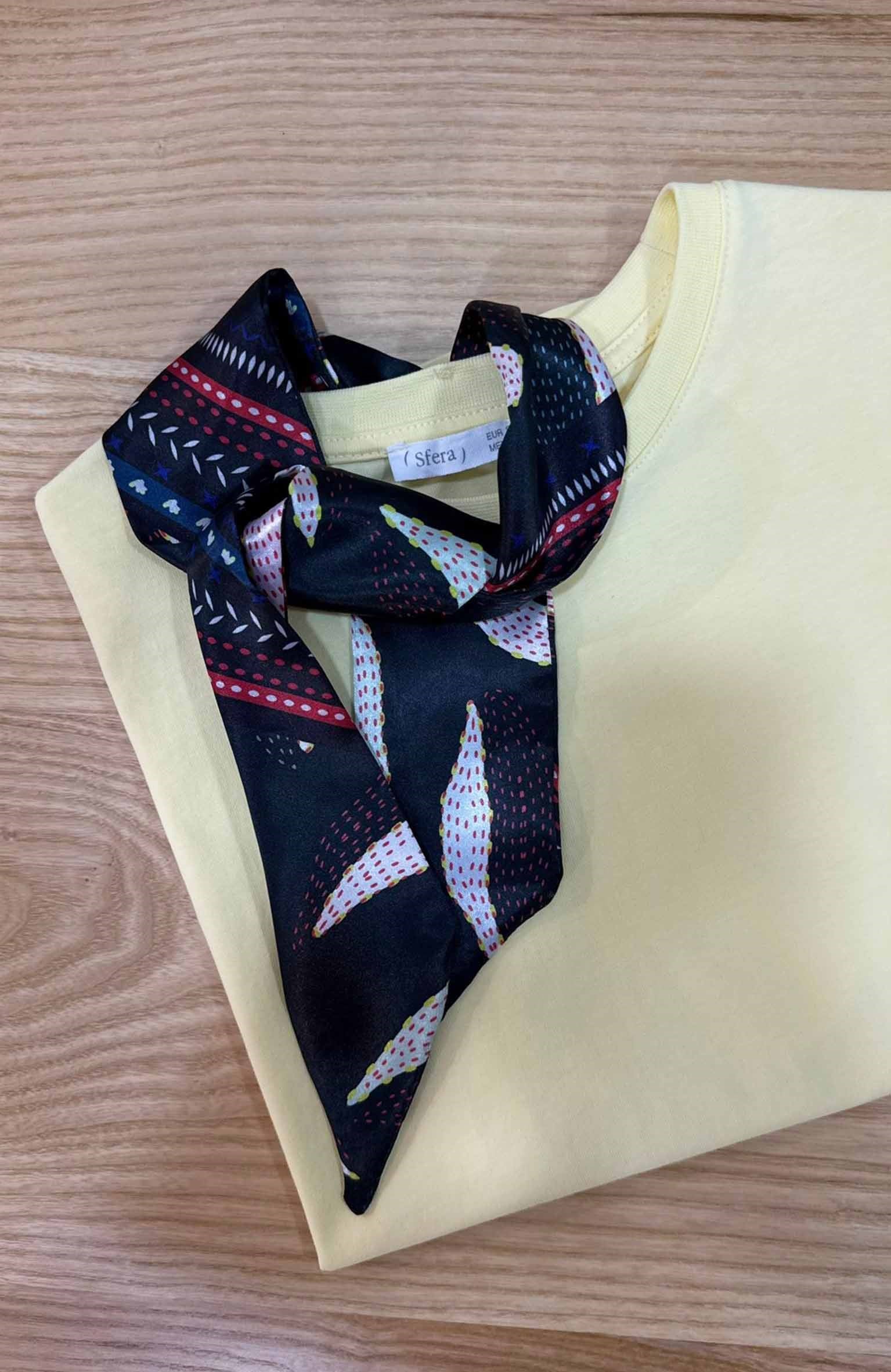 K4090 ÇIKARILABİLİR FULAR DETAYLI SARI T-SHIRT