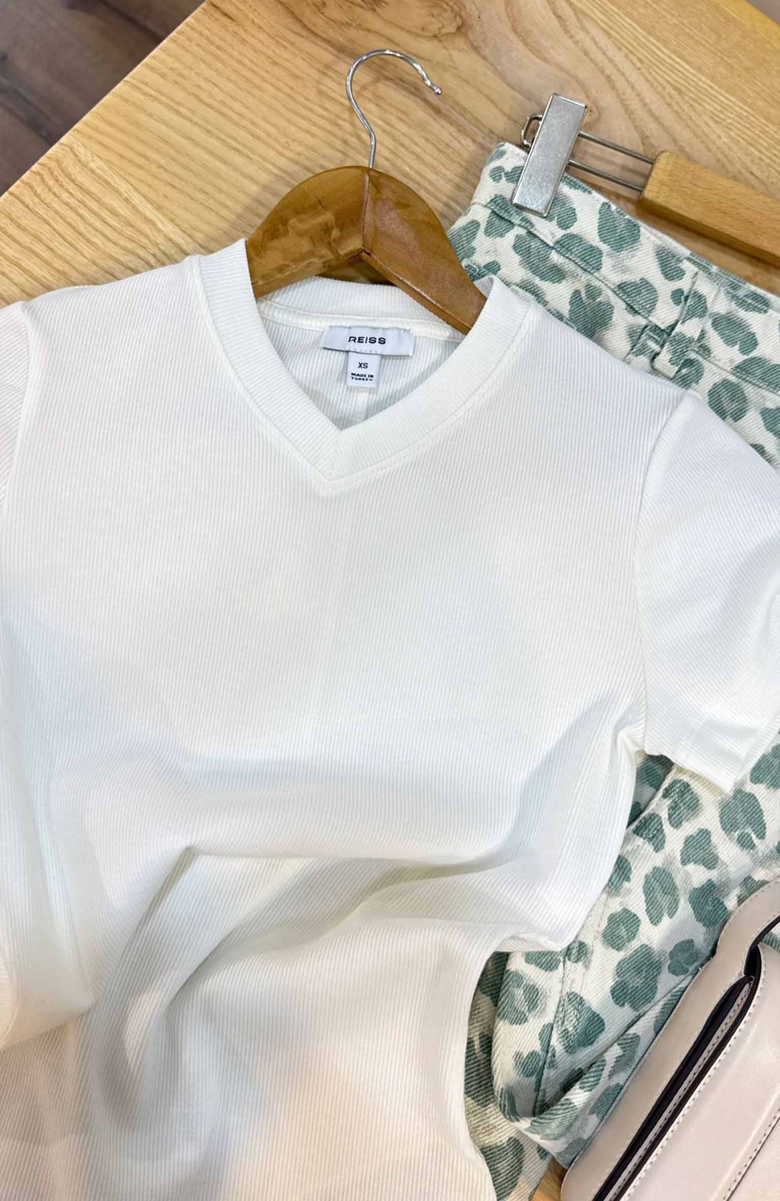 K4127 RE.IS V YAKA FİTİLLİ EKRU T-SHIRT