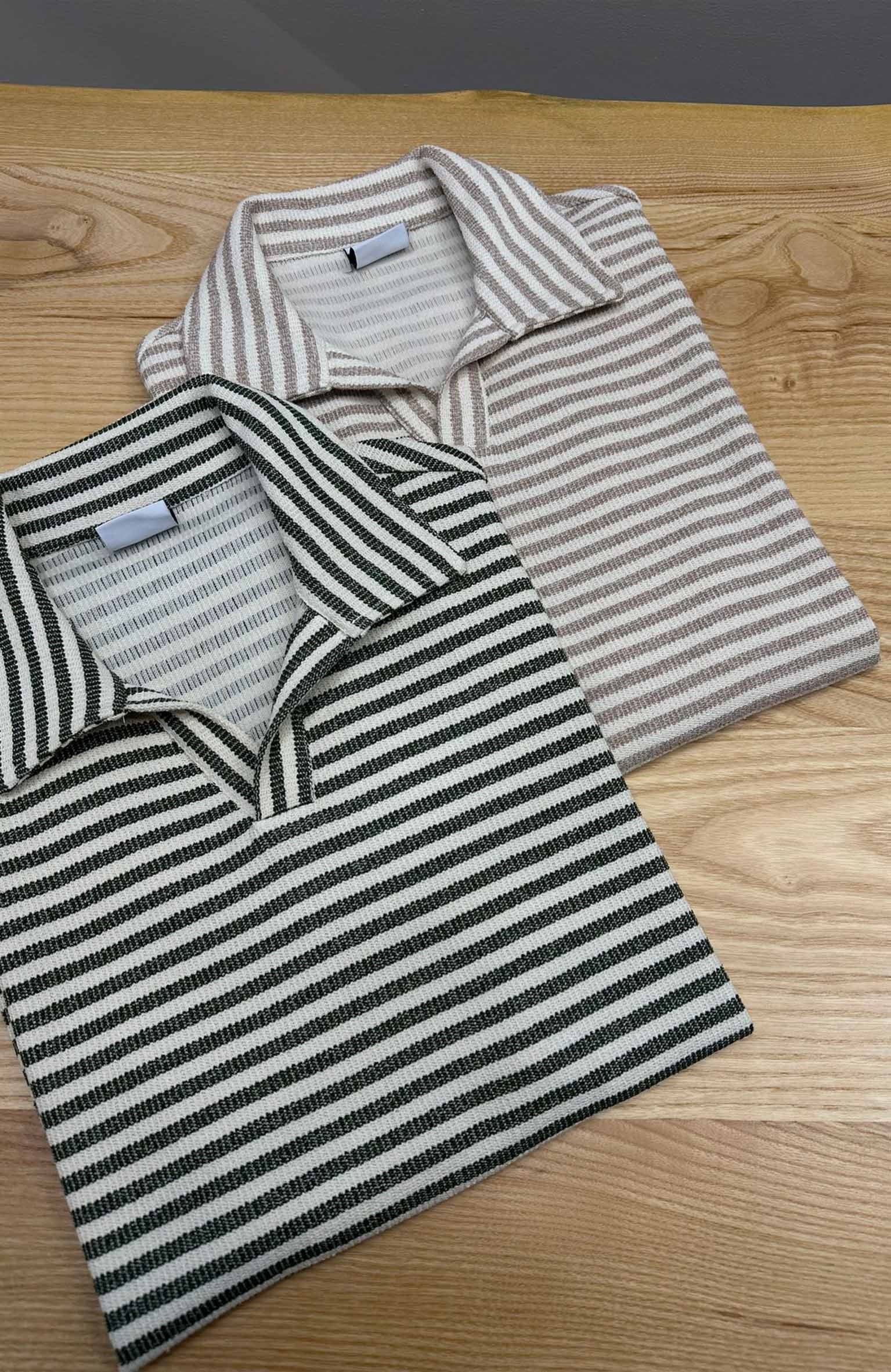 MEN1428 ÇİZGİLİ V POLO YAKA ÖRME REGULAR T-SHIRT