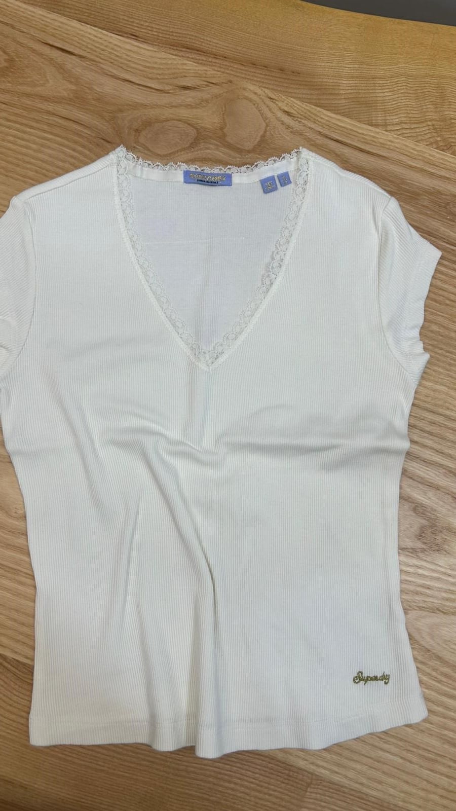 O008 V DANTEL YAKA KREM T-SHIRT