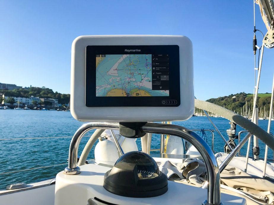 SPR-7-RM 7 EKRAN İÇİN BEYAZ POD. RAYA MONTAJ