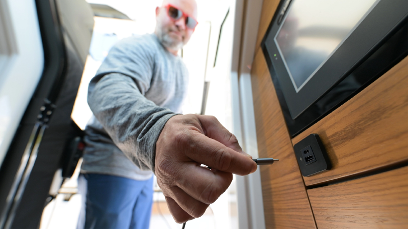 TILE-USB-A/USB-C ŞARJ SOKETİ, SİYAH ÇERÇEVE