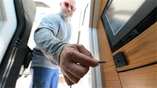 TILE-USB-A/USB-C ŞARJ SOKETİ, SİYAH ÇERÇEVE