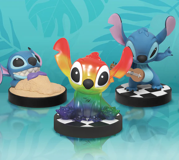 Pirayegift’in sunduğu Stitch temalı anahtarlık, Bluetooth kulaklık, LED masa lambası